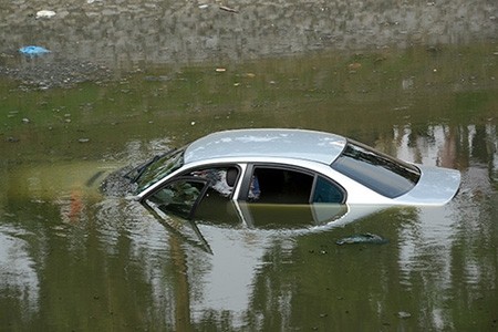 Chiếc BMW này thì chìm nghỉm dưới sông Tô Lịch, Hà Nội do một tay lái bất cẩn tới thử xe vào ngày 23/3 vừa qua.